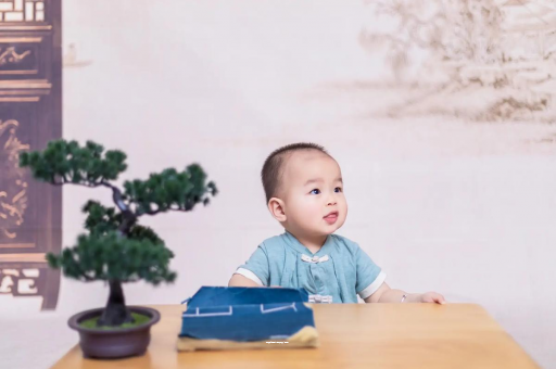 当阳怀孕肚子中间凹两边凸